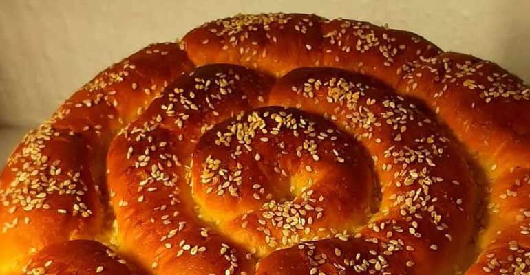 طرز تهیه نان شیرمال با خامه و مربا