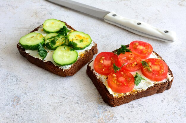 tomato-cucumber-sandwiches