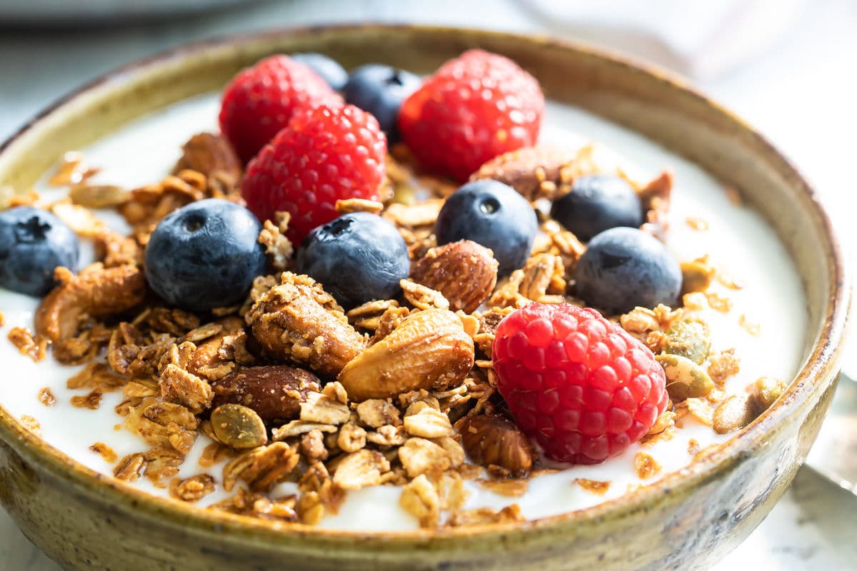 granola-fruit-bowl